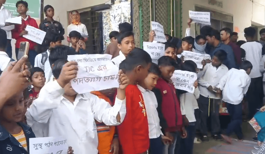 সাগরদিঘী এস এন হাই স্কুলে শিক্ষক-ছাত্র বিক্ষোভ! বন্ধ পড়াশোনা, প্রধান শিক্ষকহীন বিদ্যালয়ে বিস্ফোরক অভিযোগ