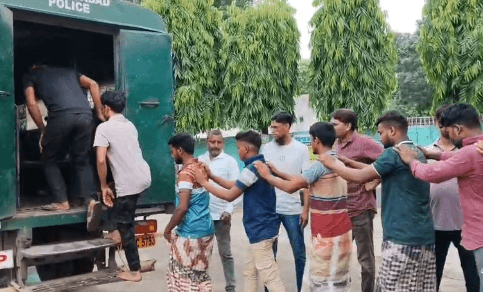 সীমান্তে বড় সাফল্য পুলিশের! রানীতলায় আটক ১২ বাংলাদেশি, পাঠানো হল হোল্ডিং সেন্টারে